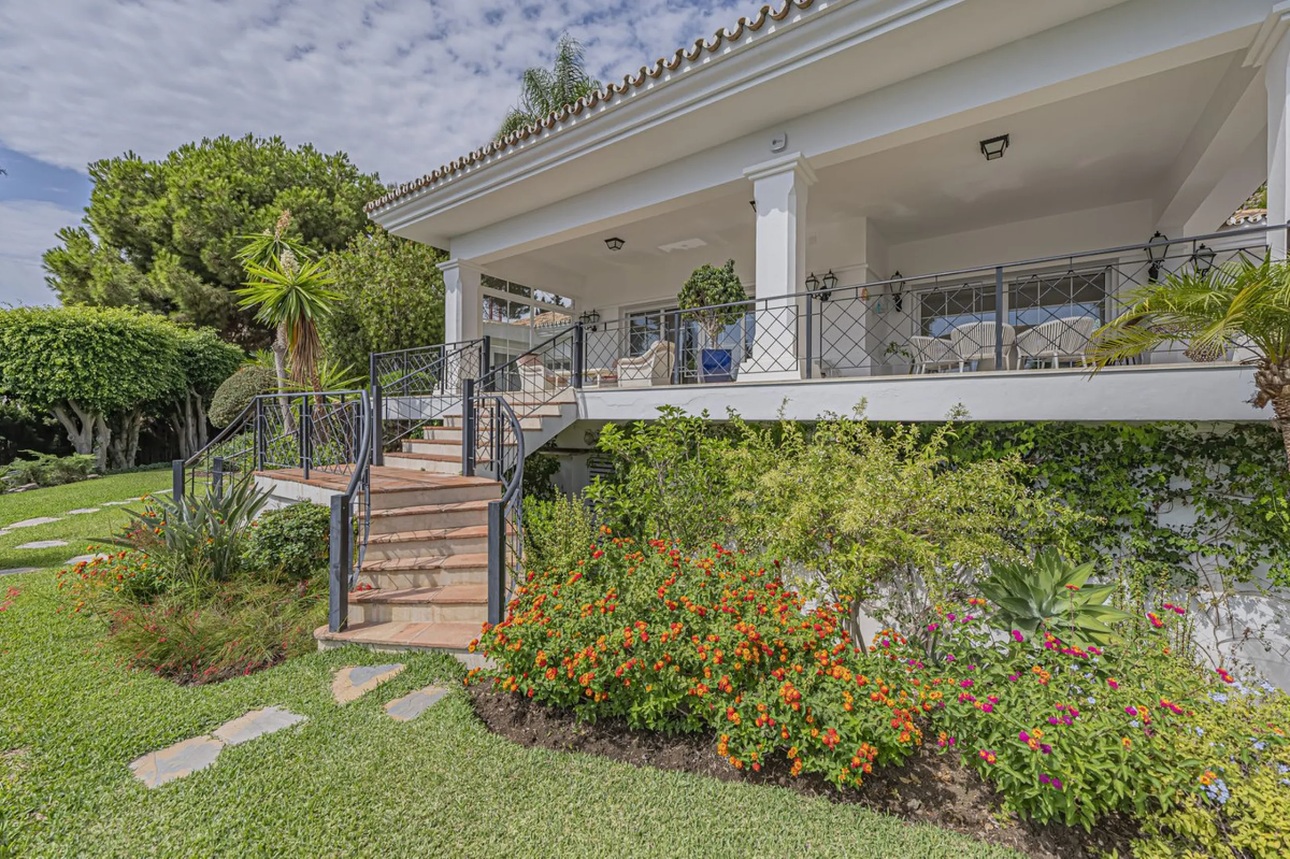 VILLA WITH LARGE PLOT NEXT TO EL PARAÍSO GOLF