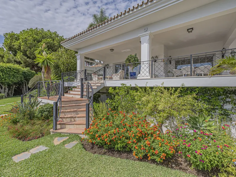 VILLA WITH LARGE PLOT NEXT TO EL PARAÍSO GOLF
