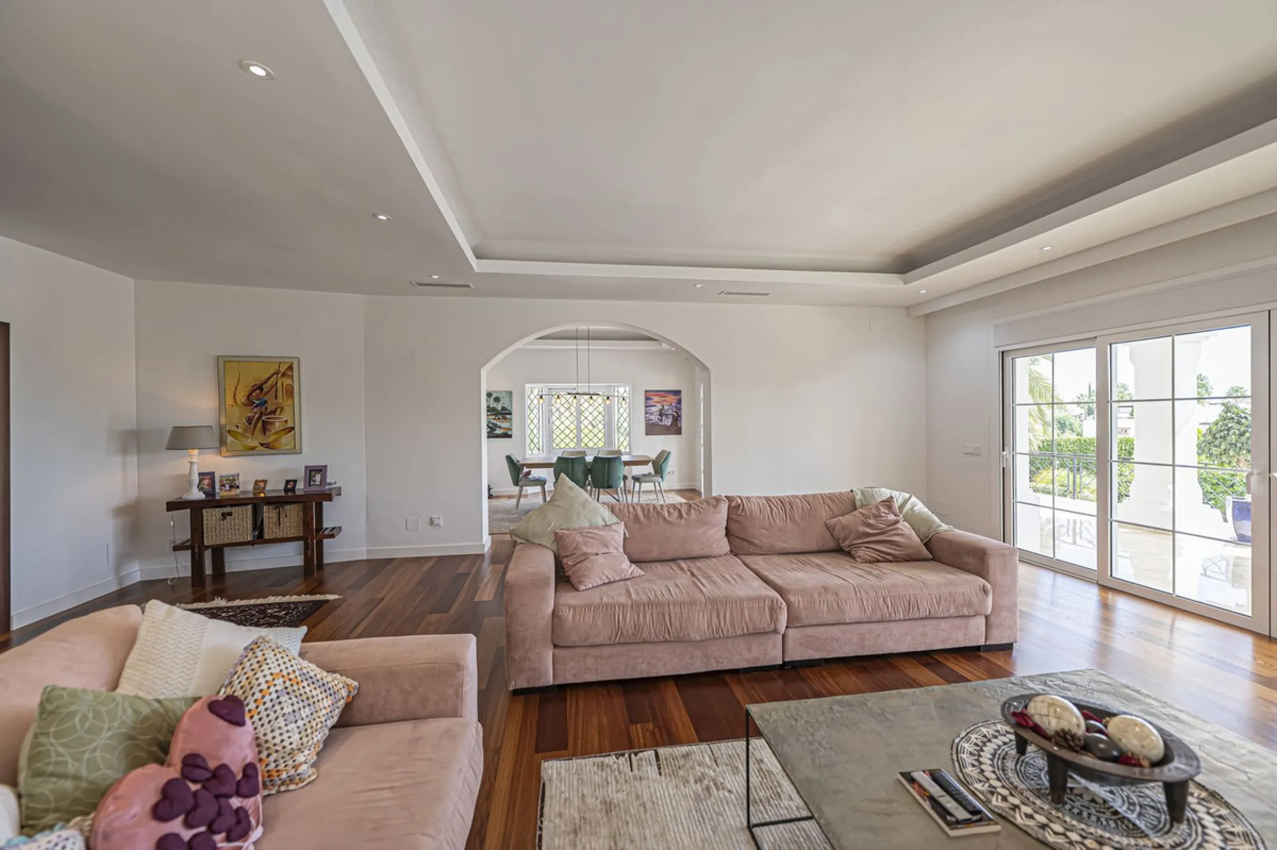 VILLA WITH LARGE PLOT NEXT TO EL PARAÍSO GOLF