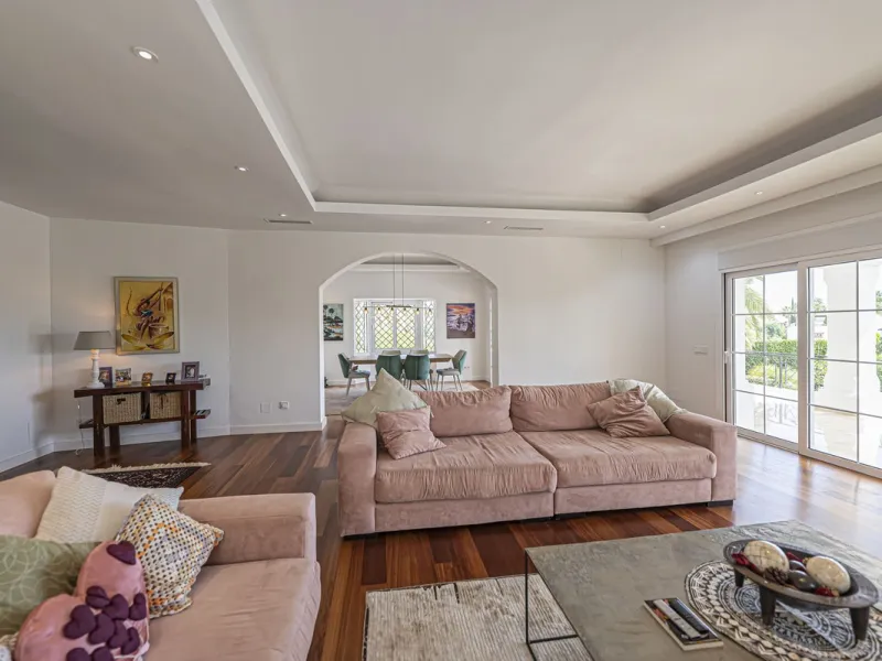 VILLA WITH LARGE PLOT NEXT TO EL PARAÍSO GOLF