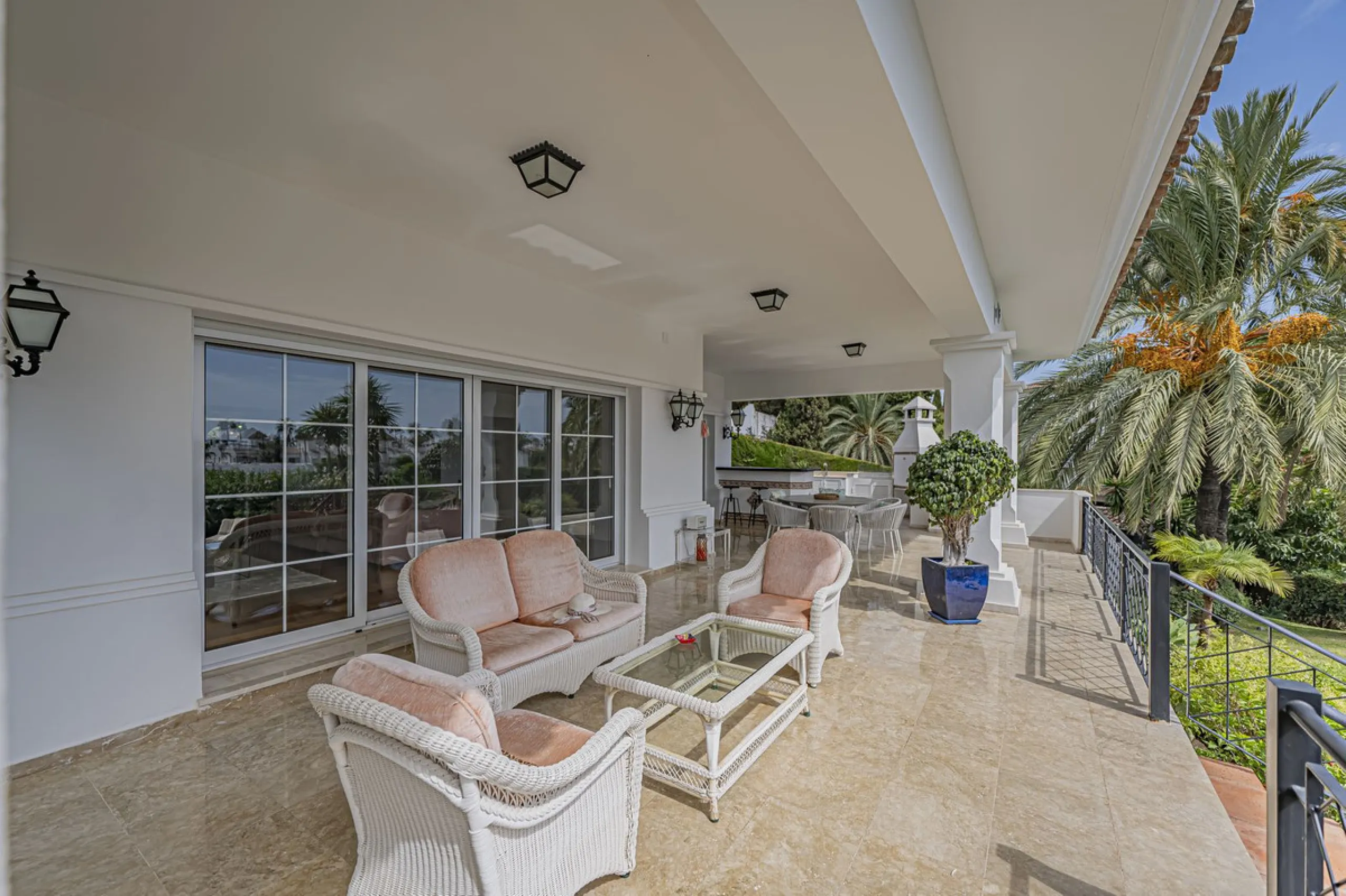 VILLA WITH LARGE PLOT NEXT TO EL PARAÍSO GOLF