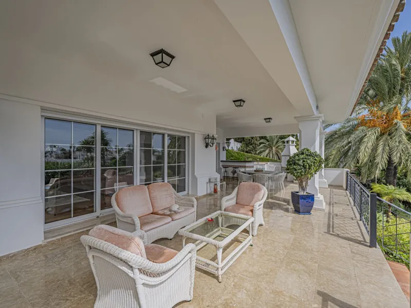 VILLA WITH LARGE PLOT NEXT TO EL PARAÍSO GOLF