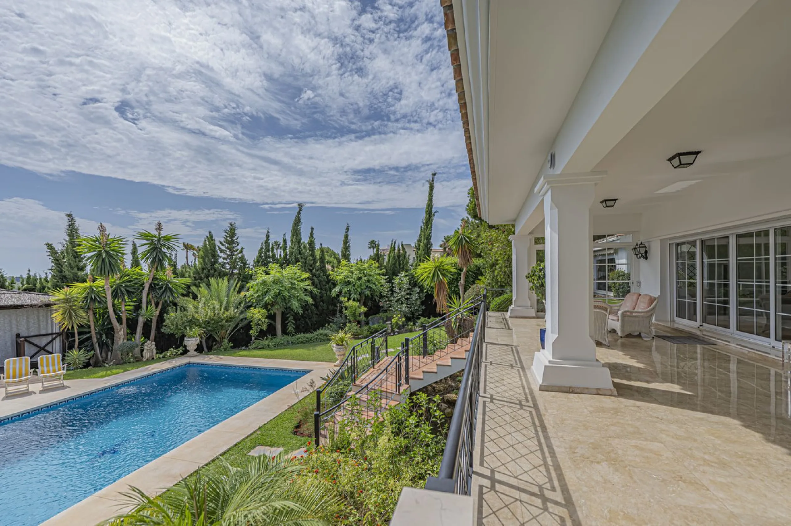 VILLA WITH LARGE PLOT NEXT TO EL PARAÍSO GOLF