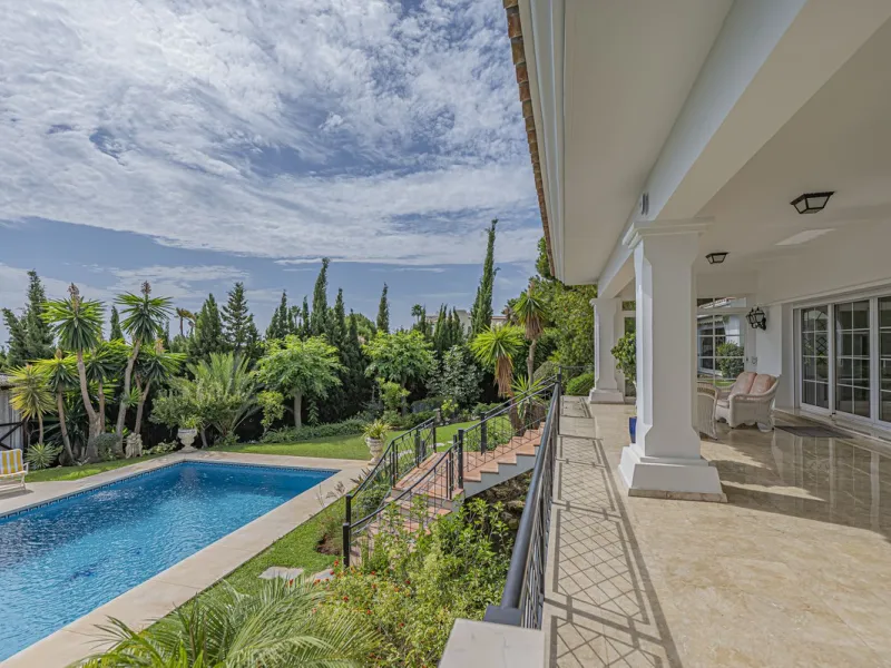 VILLA WITH LARGE PLOT NEXT TO EL PARAÍSO GOLF