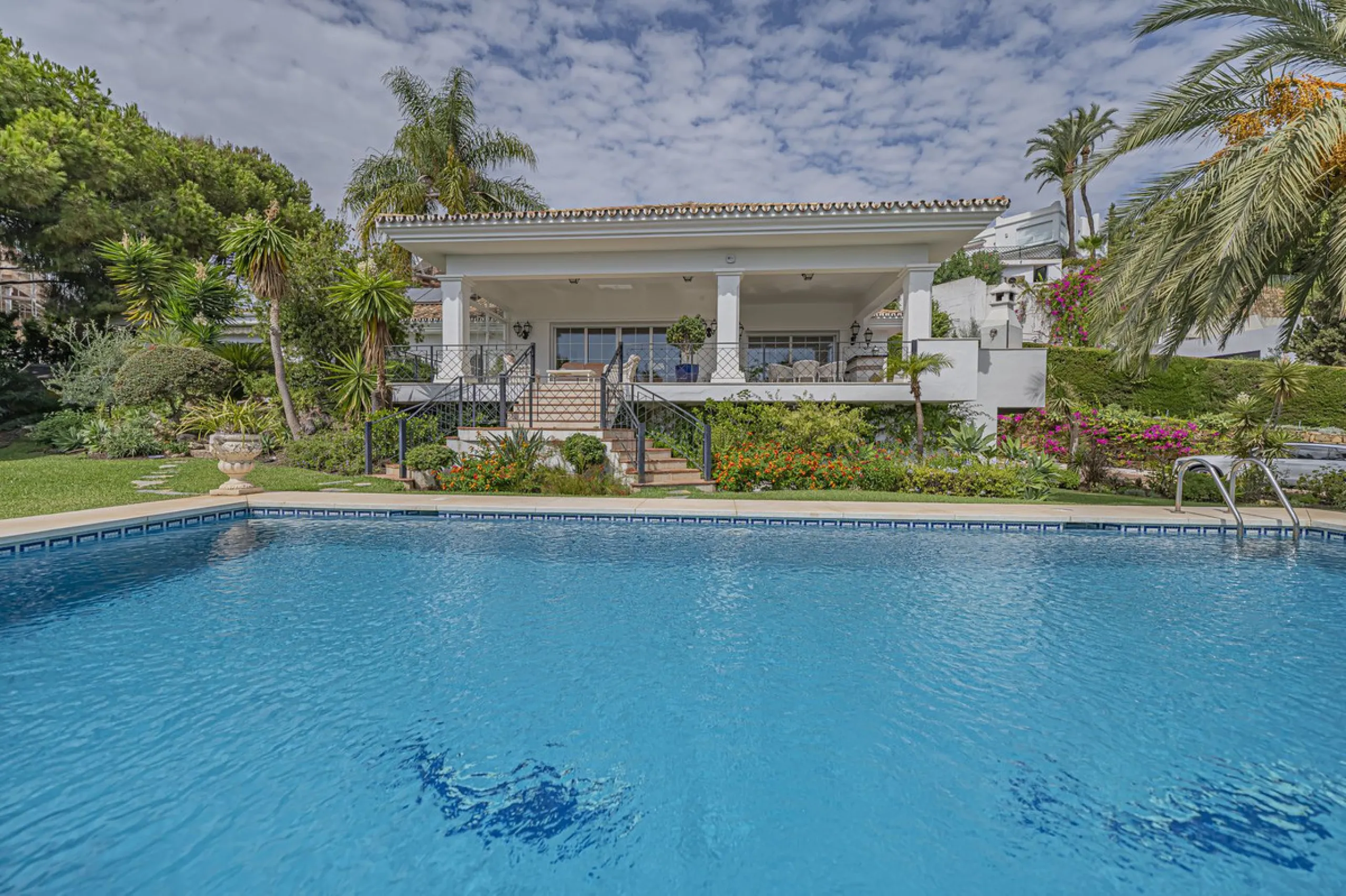 VILLA WITH LARGE PLOT NEXT TO EL PARAÍSO GOLF