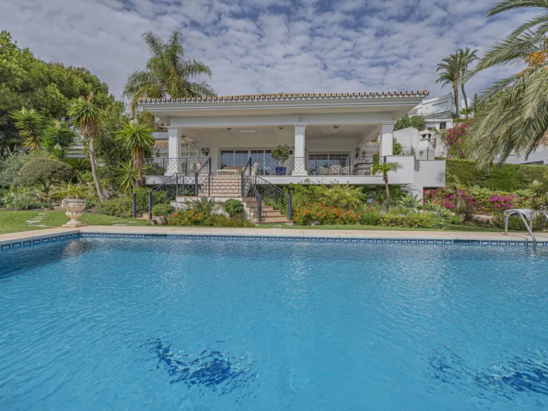 VILLA WITH LARGE PLOT NEXT TO EL PARAÍSO GOLF