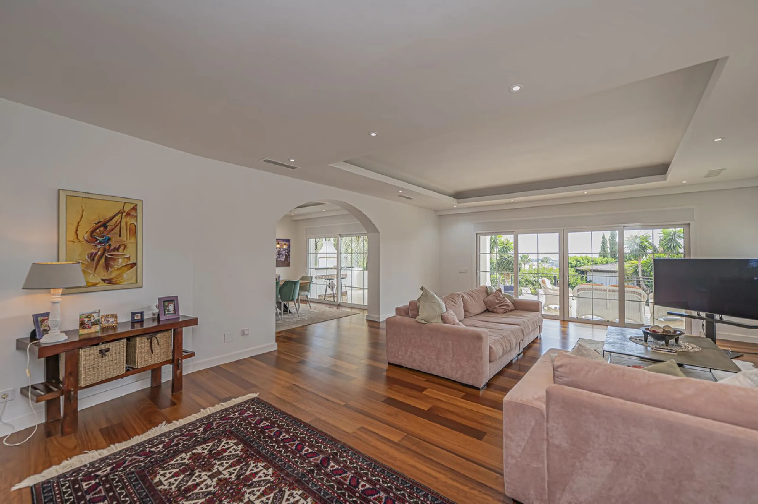 VILLA WITH LARGE PLOT NEXT TO EL PARAÍSO GOLF