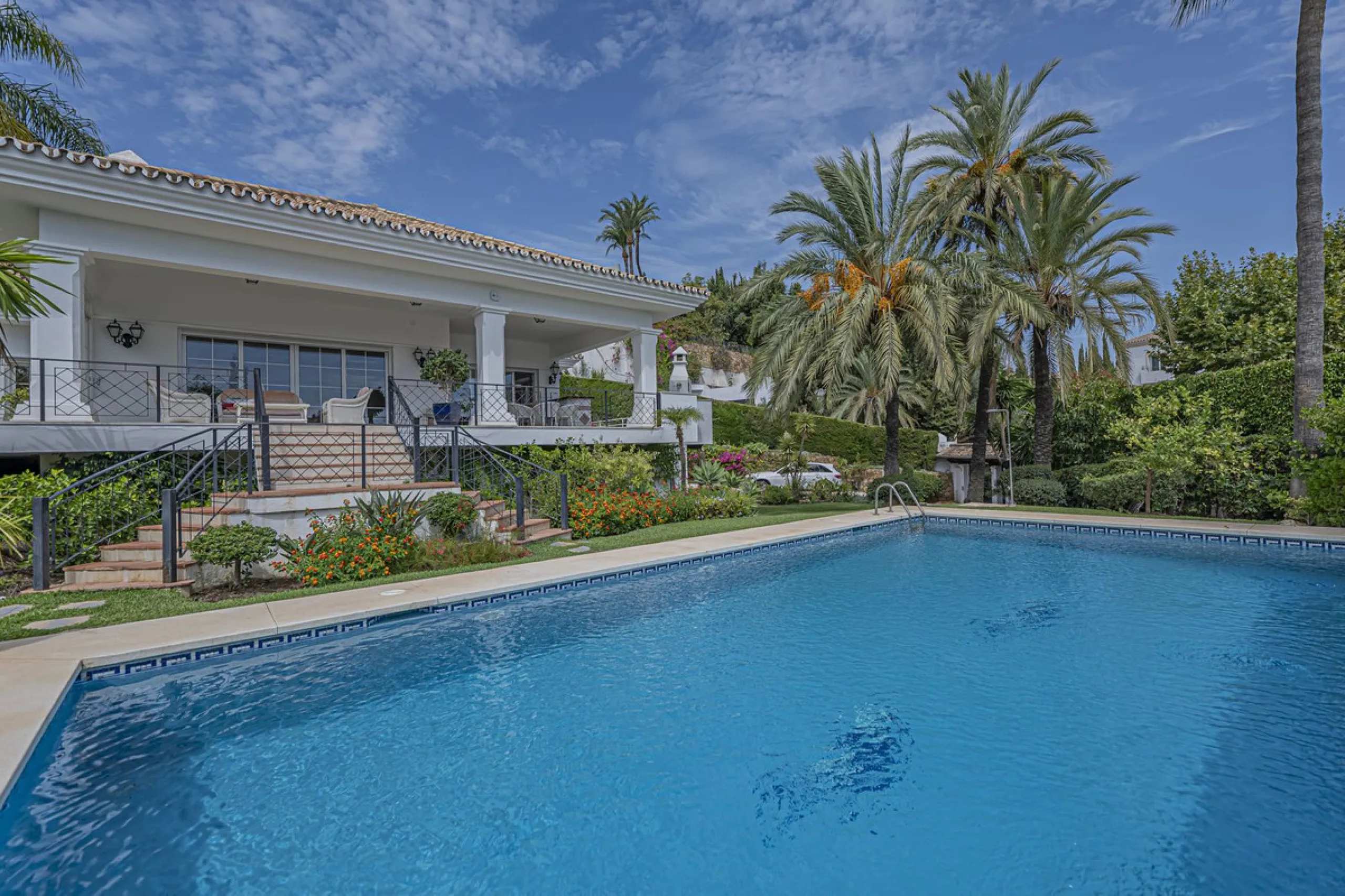 VILLA WITH LARGE PLOT NEXT TO EL PARAÍSO GOLF