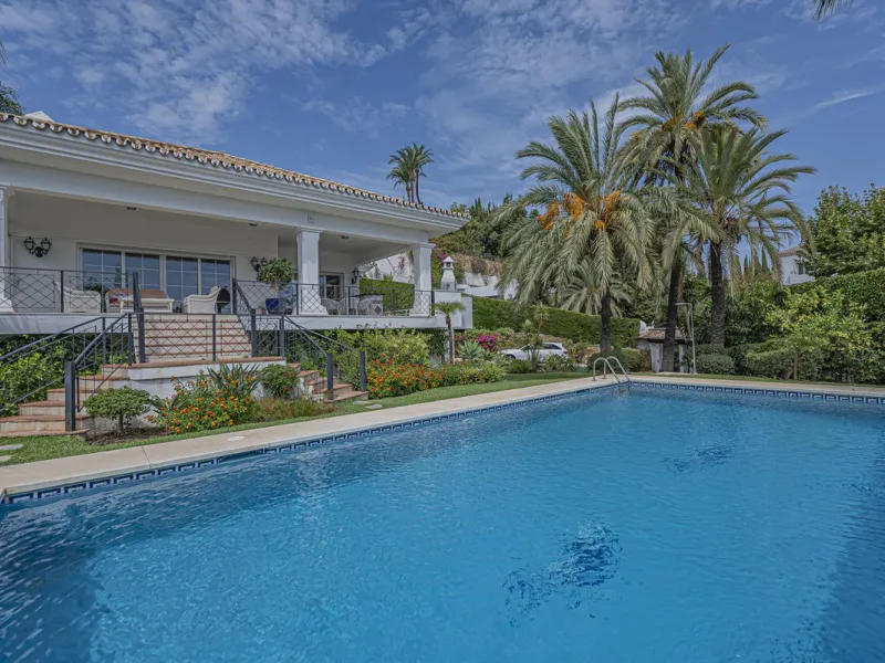 VILLA WITH LARGE PLOT NEXT TO EL PARAÍSO GOLF