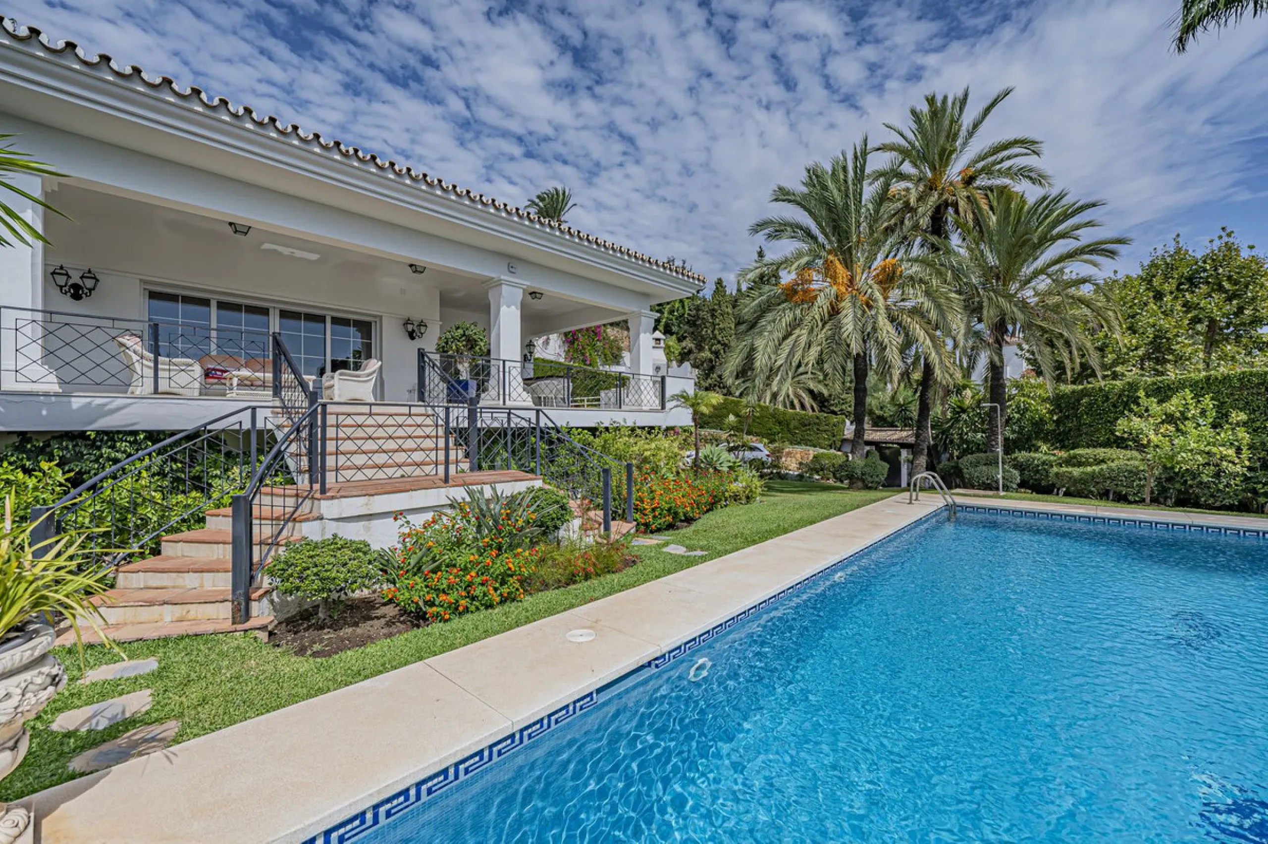 VILLA WITH LARGE PLOT NEXT TO EL PARAÍSO GOLF