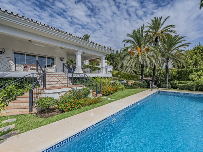 VILLA WITH LARGE PLOT NEXT TO EL PARAÍSO GOLF