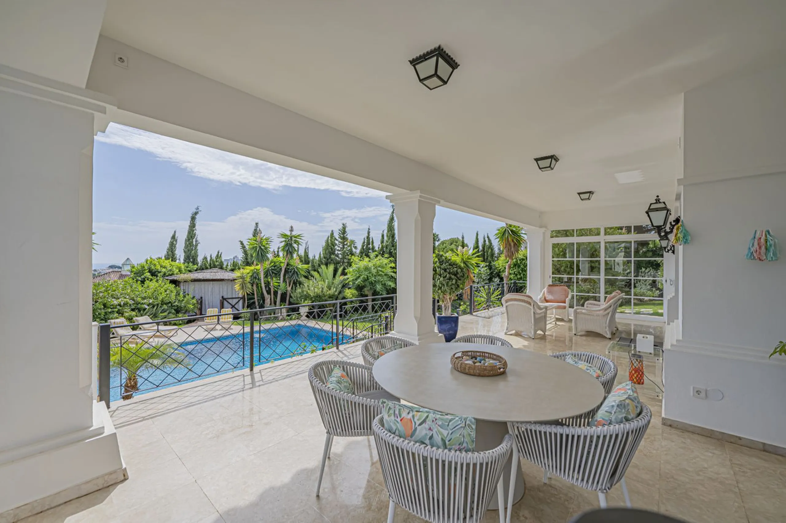 VILLA WITH LARGE PLOT NEXT TO EL PARAÍSO GOLF
