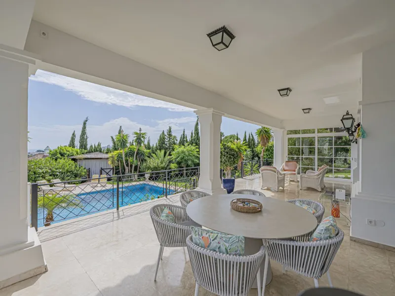 VILLA WITH LARGE PLOT NEXT TO EL PARAÍSO GOLF
