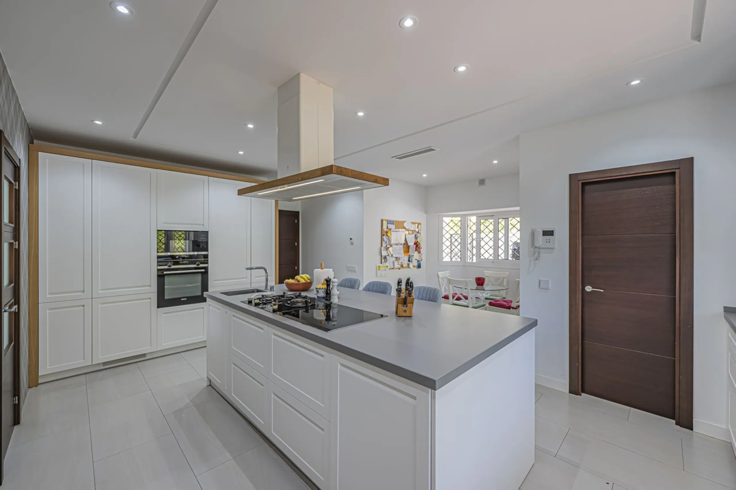 VILLA WITH LARGE PLOT NEXT TO EL PARAÍSO GOLF