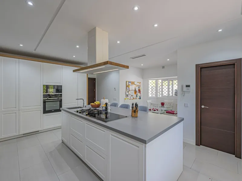 VILLA WITH LARGE PLOT NEXT TO EL PARAÍSO GOLF