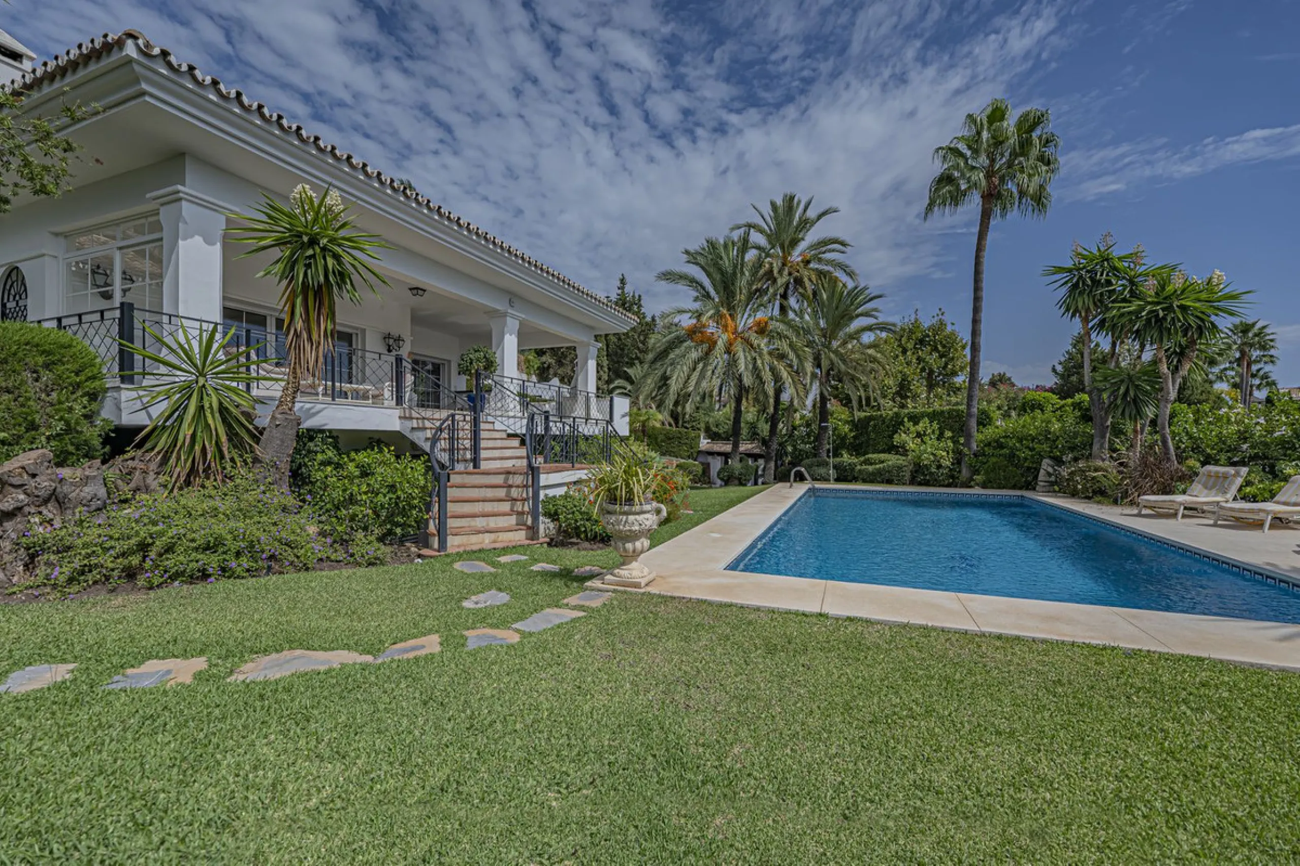 VILLA WITH LARGE PLOT NEXT TO EL PARAÍSO GOLF