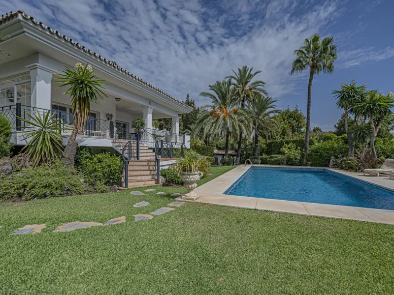 VILLA WITH LARGE PLOT NEXT TO EL PARAÍSO GOLF