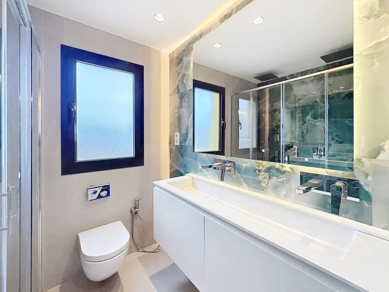 Imagine waking up each morning to soft Mediterranean light streaming through the windows, the calm of a beautifully maintained community, and the sea breeze accompanying your first coffee of the day. All of this from a spacious glass-enclosed terrace with