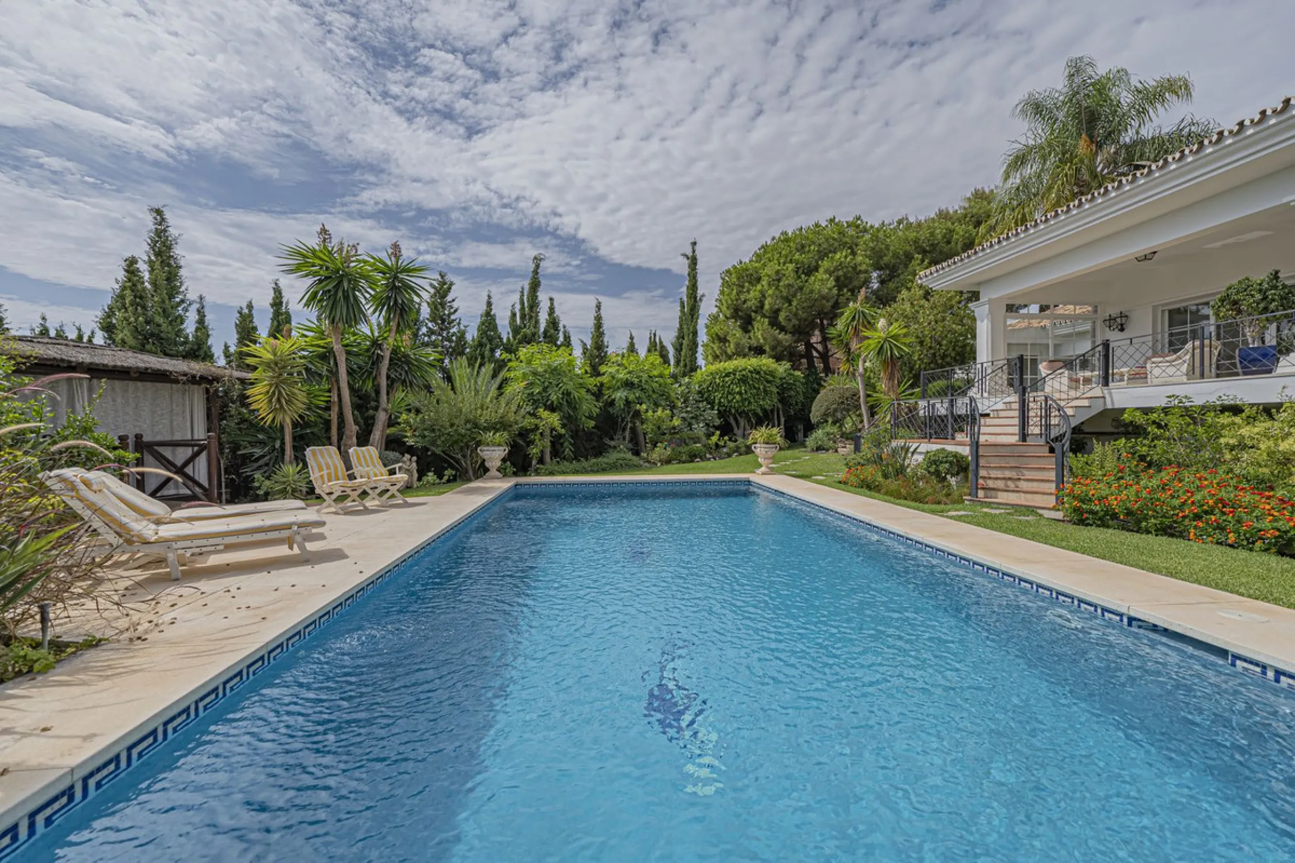 VILLA WITH LARGE PLOT NEXT TO EL PARAÍSO GOLF