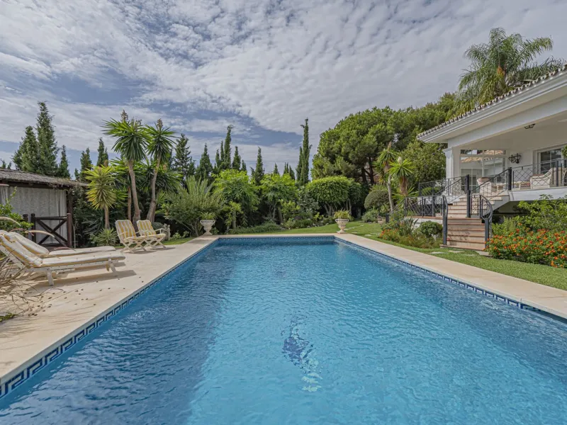 VILLA WITH LARGE PLOT NEXT TO EL PARAÍSO GOLF