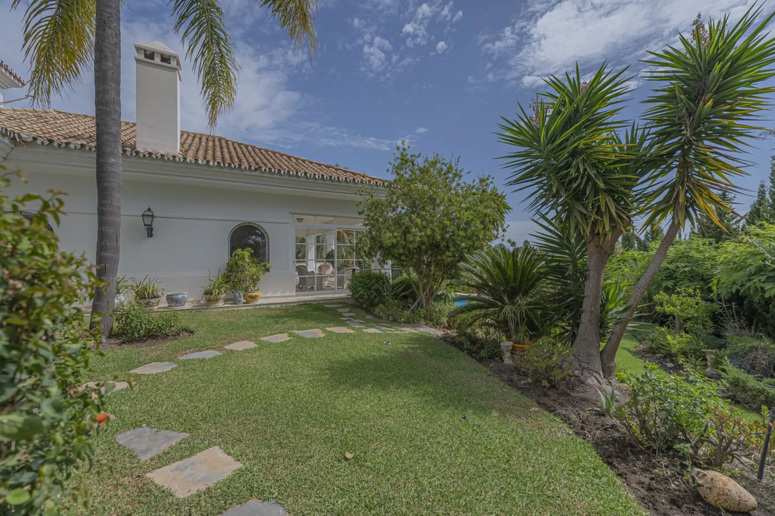 VILLA WITH LARGE PLOT NEXT TO EL PARAÍSO GOLF
