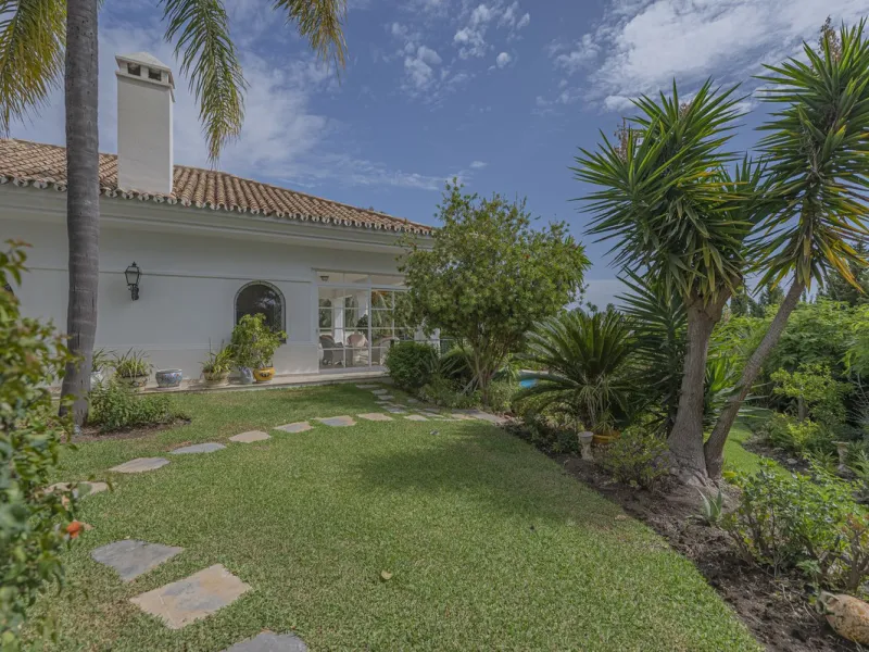 VILLA WITH LARGE PLOT NEXT TO EL PARAÍSO GOLF