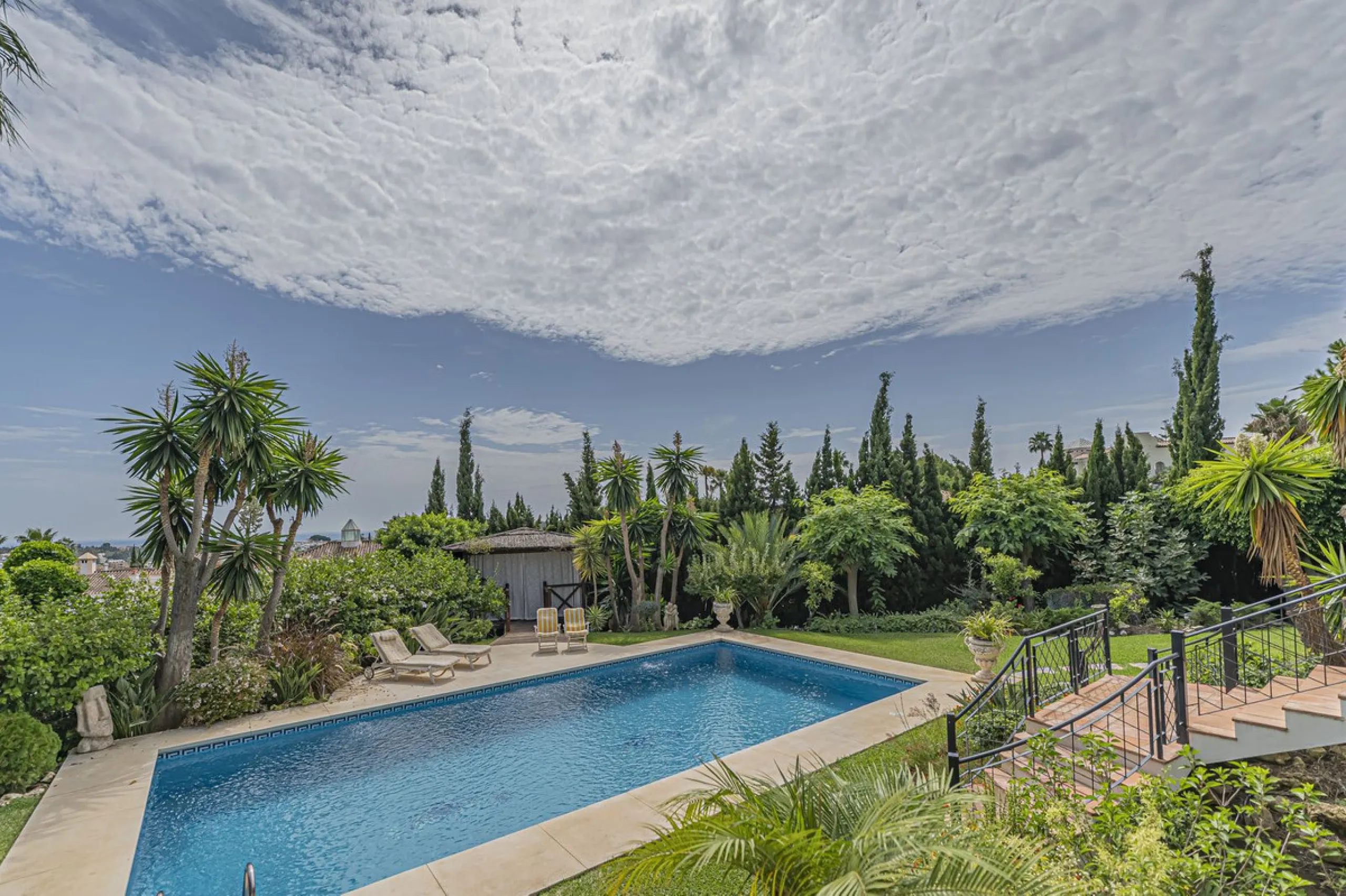 VILLA WITH LARGE PLOT NEXT TO EL PARAÍSO GOLF