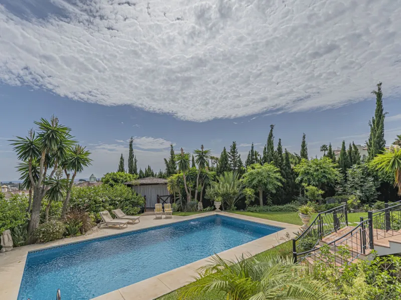 VILLA WITH LARGE PLOT NEXT TO EL PARAÍSO GOLF