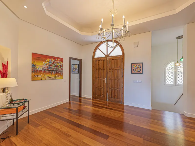 VILLA WITH LARGE PLOT NEXT TO EL PARAÍSO GOLF