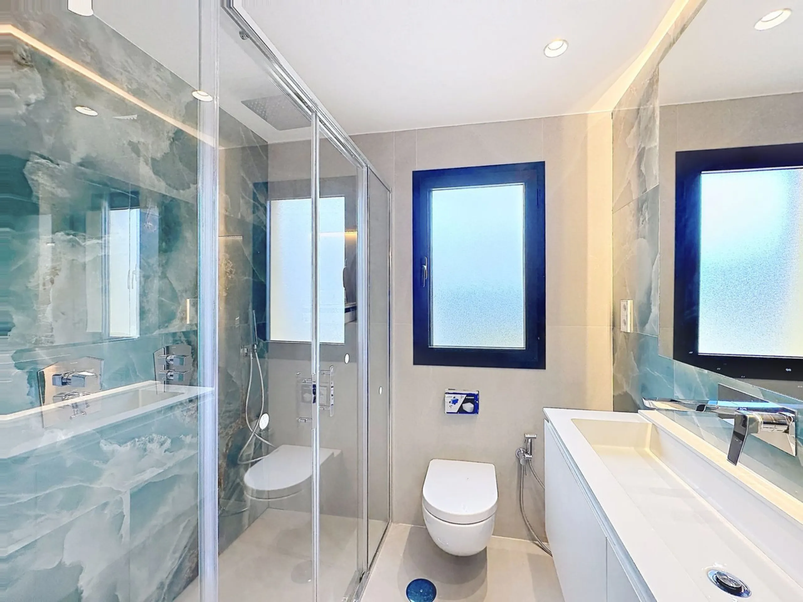 Imagine waking up each morning to soft Mediterranean light streaming through the windows, the calm of a beautifully maintained community, and the sea breeze accompanying your first coffee of the day. All of this from a spacious glass-enclosed terrace with