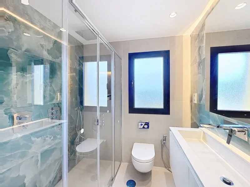 Imagine waking up each morning to soft Mediterranean light streaming through the windows, the calm of a beautifully maintained community, and the sea breeze accompanying your first coffee of the day. All of this from a spacious glass-enclosed terrace with