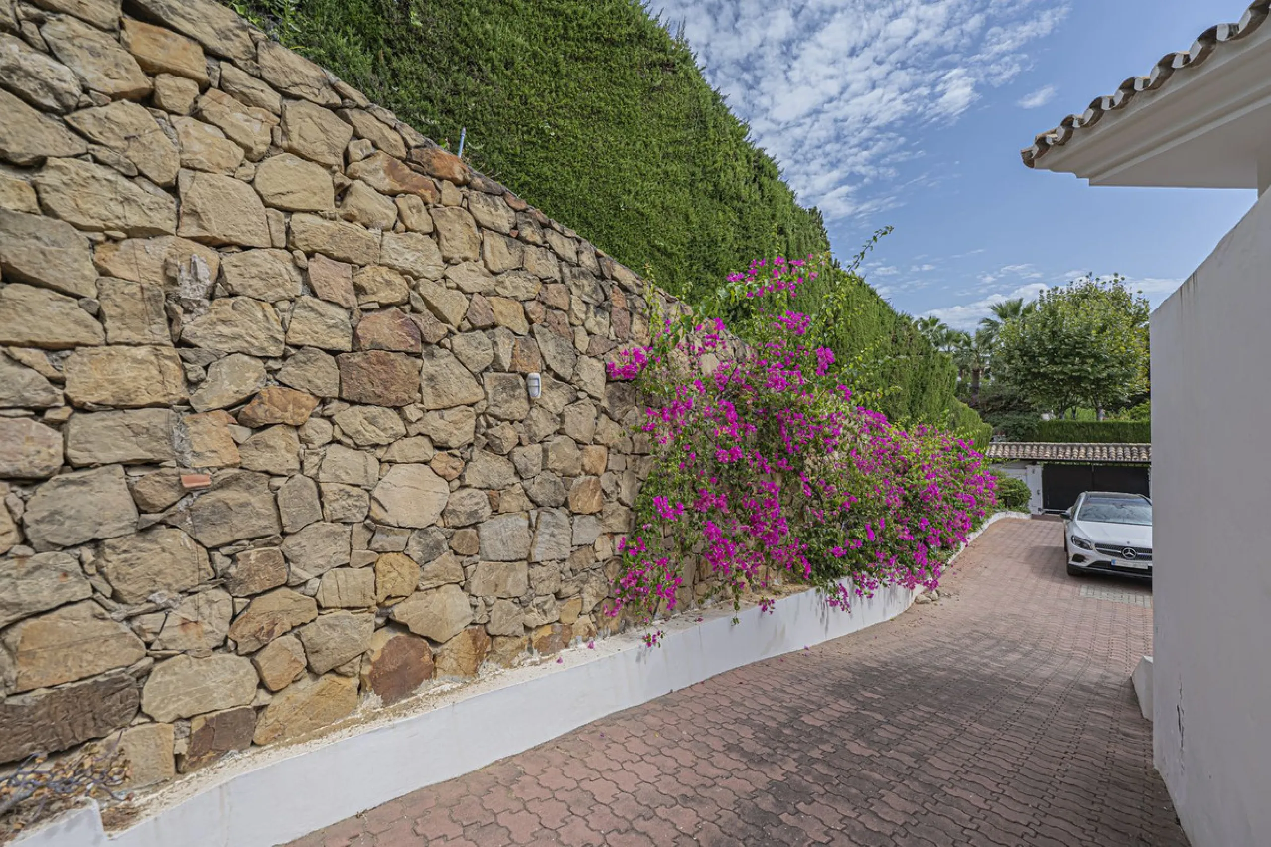 VILLA WITH LARGE PLOT NEXT TO EL PARAÍSO GOLF