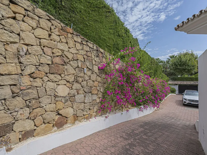 VILLA WITH LARGE PLOT NEXT TO EL PARAÍSO GOLF