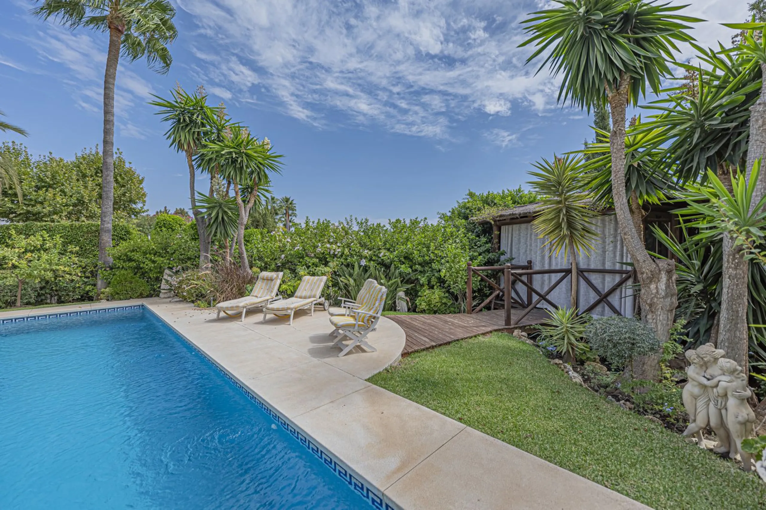 VILLA WITH LARGE PLOT NEXT TO EL PARAÍSO GOLF