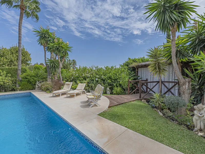 VILLA WITH LARGE PLOT NEXT TO EL PARAÍSO GOLF