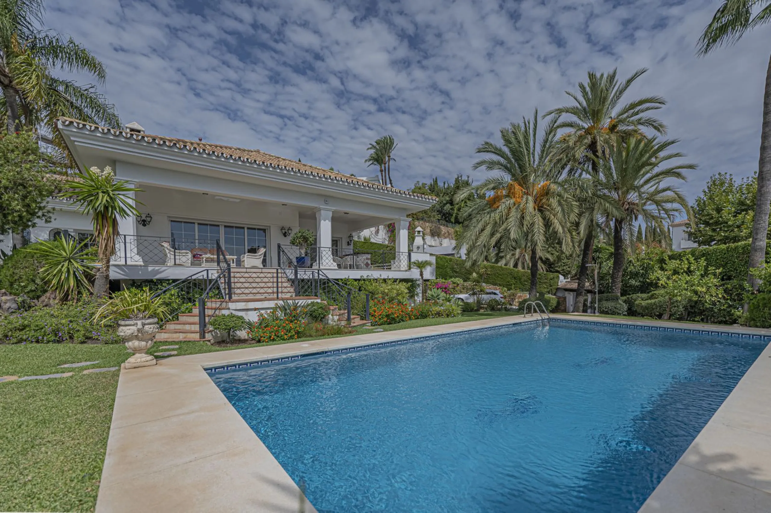 VILLA WITH LARGE PLOT NEXT TO EL PARAÍSO GOLF