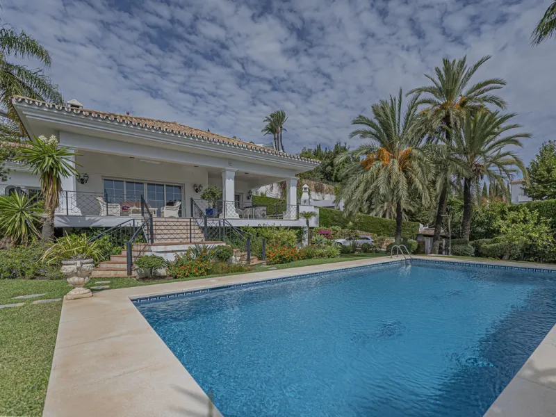VILLA WITH LARGE PLOT NEXT TO EL PARAÍSO GOLF