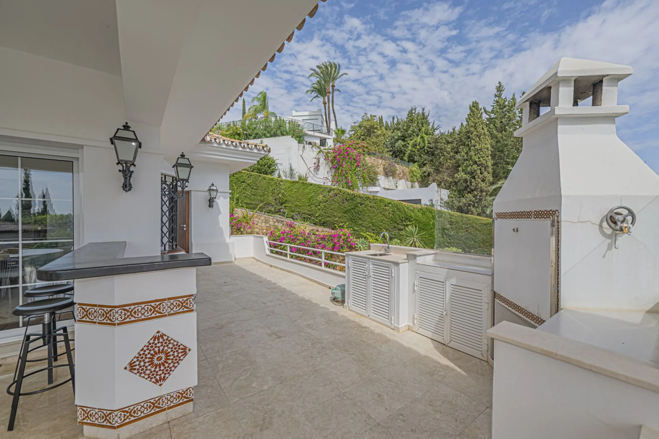 VILLA WITH LARGE PLOT NEXT TO EL PARAÍSO GOLF