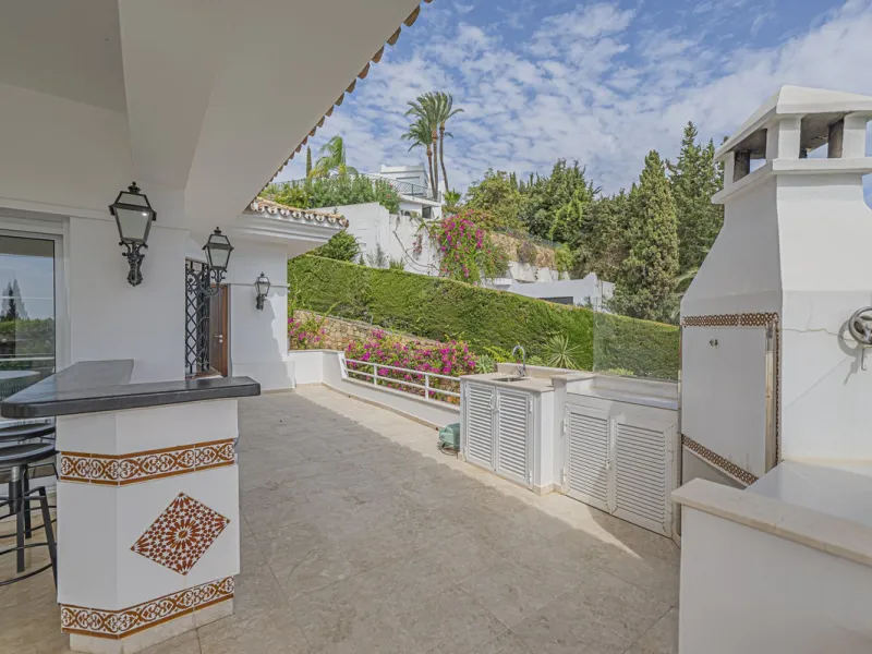VILLA WITH LARGE PLOT NEXT TO EL PARAÍSO GOLF