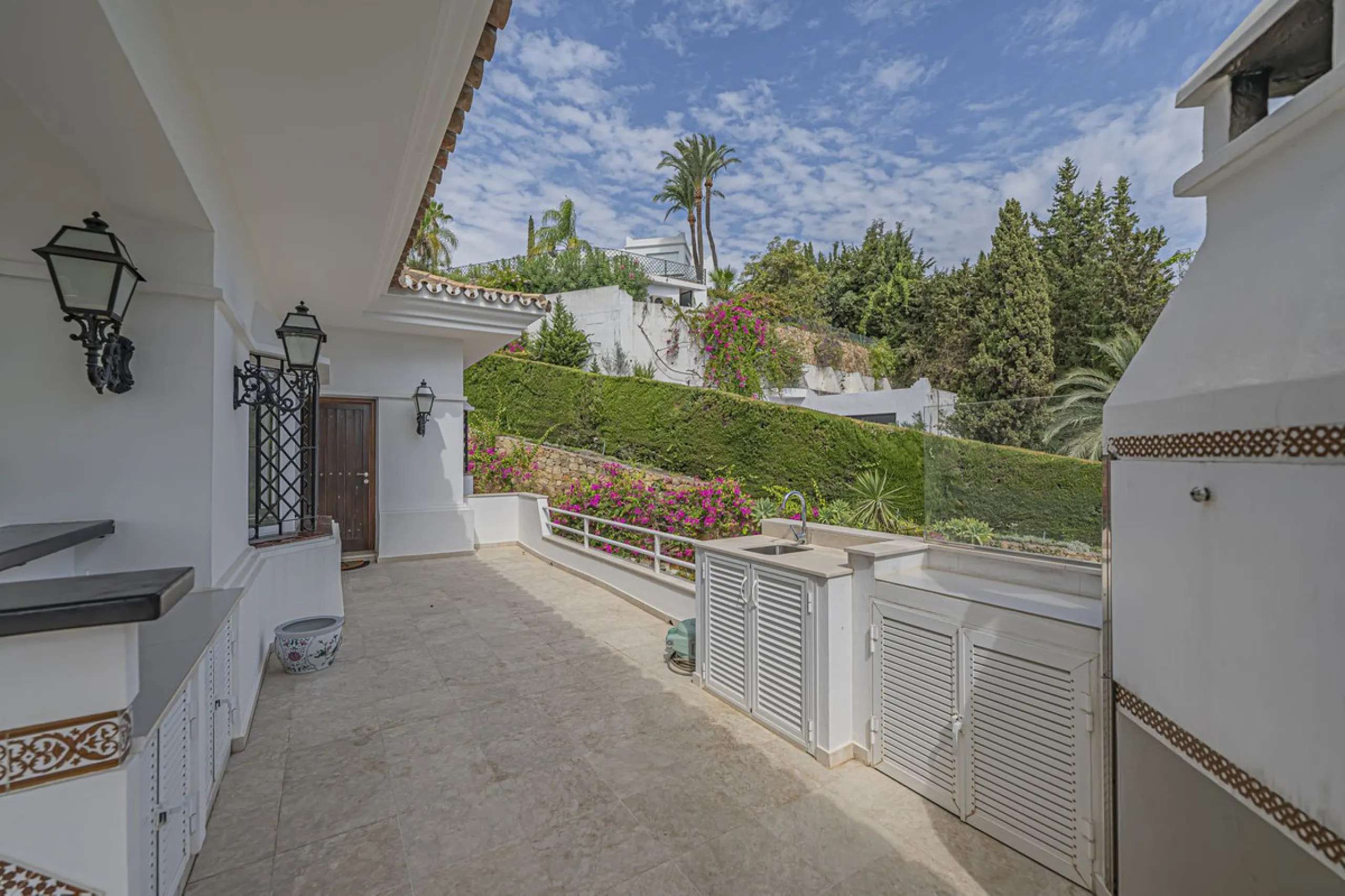 VILLA WITH LARGE PLOT NEXT TO EL PARAÍSO GOLF
