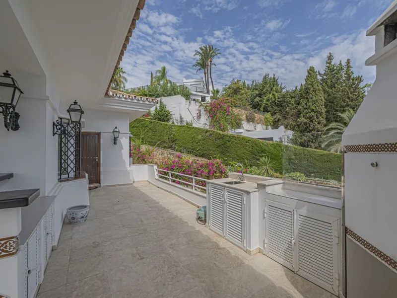 VILLA WITH LARGE PLOT NEXT TO EL PARAÍSO GOLF