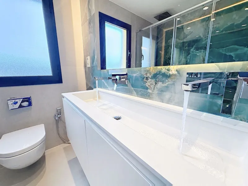 Imagine waking up each morning to soft Mediterranean light streaming through the windows, the calm of a beautifully maintained community, and the sea breeze accompanying your first coffee of the day. All of this from a spacious glass-enclosed terrace with