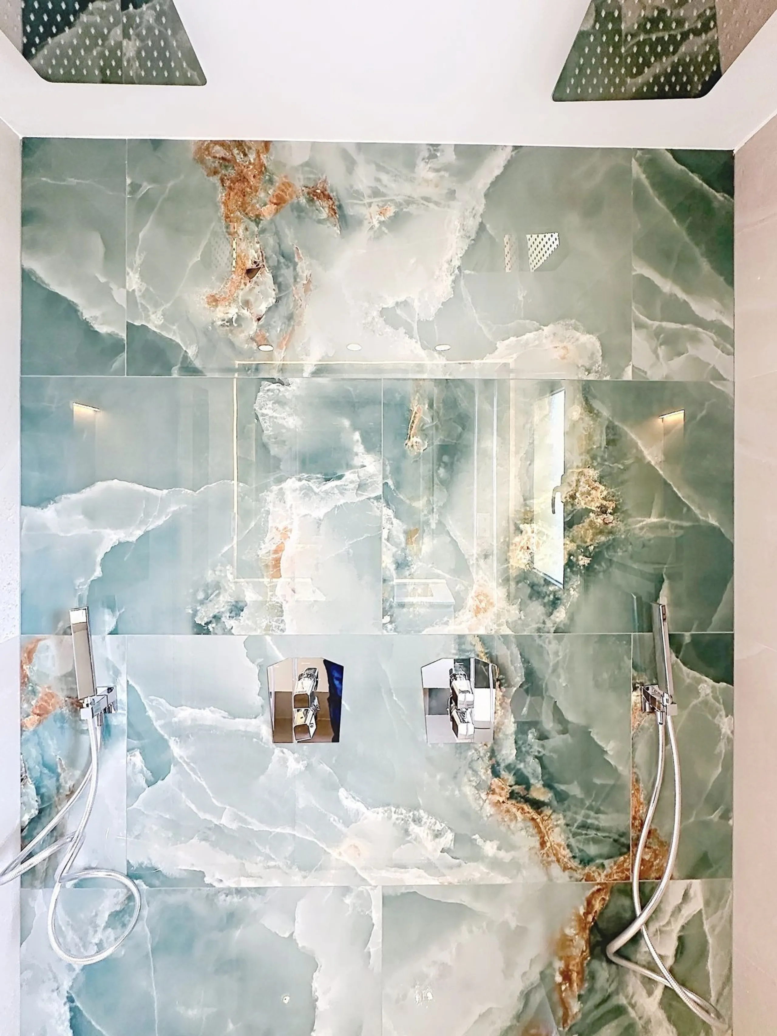 Imagine waking up each morning to soft Mediterranean light streaming through the windows, the calm of a beautifully maintained community, and the sea breeze accompanying your first coffee of the day. All of this from a spacious glass-enclosed terrace with