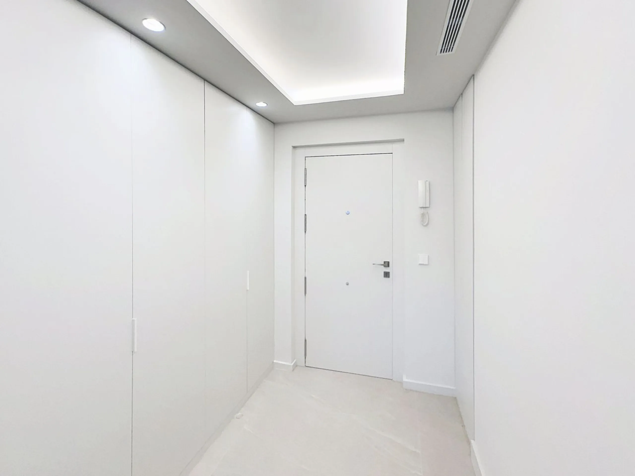 Imagine waking up each morning to soft Mediterranean light streaming through the windows, the calm of a beautifully maintained community, and the sea breeze accompanying your first coffee of the day. All of this from a spacious glass-enclosed terrace with