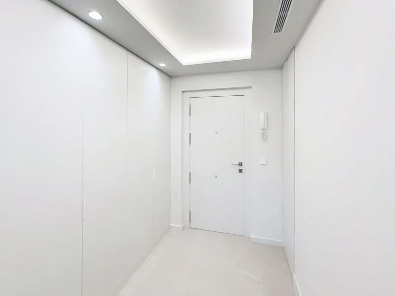Imagine waking up each morning to soft Mediterranean light streaming through the windows, the calm of a beautifully maintained community, and the sea breeze accompanying your first coffee of the day. All of this from a spacious glass-enclosed terrace with