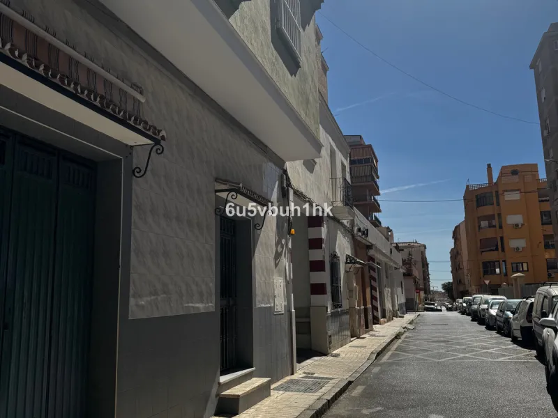 Residential project for sale with license for 14 apartments in one of Málaga's most promising areas: Camino Suárez. A traditional neighborhood, very well connected to the historic center and surrounded by all essential services (supermarkets, schools, hos