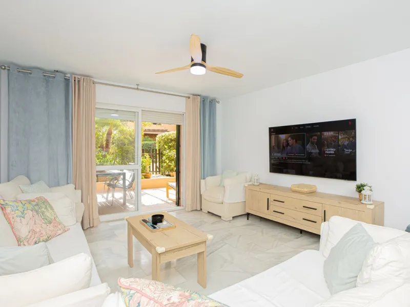 This bright ground floor apartment is located within a private residential complex on Marbella's prestigious Golden Mile.