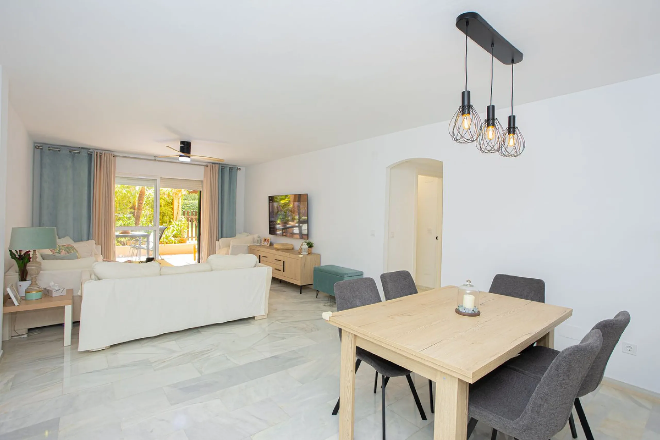 Apartment - Ground Floor Apartment в продаже в Marbella, Málaga. В доме 2 спален и 2 ванных комнат. Площадь дома 123 м²