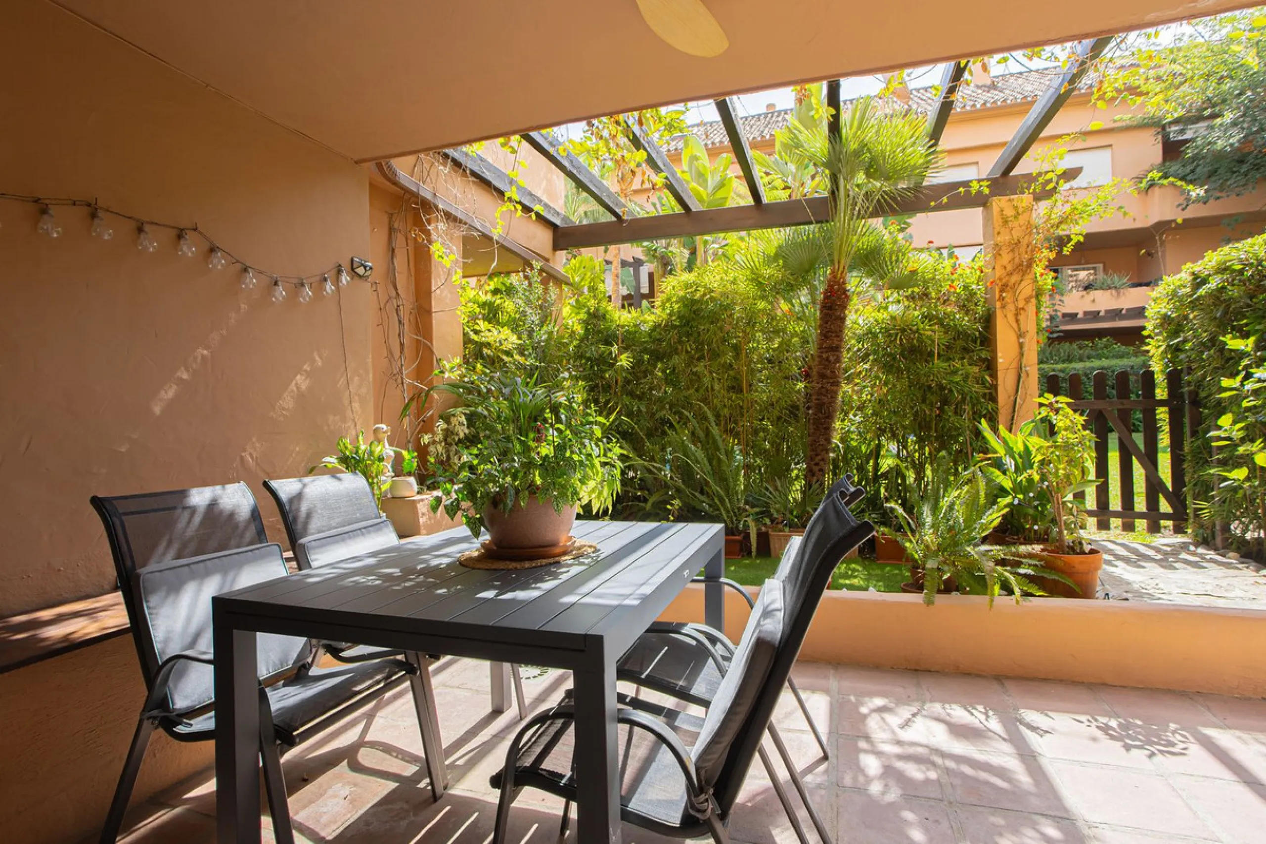 Apartment - Ground Floor Apartment в продаже в Marbella, Málaga. В доме 2 спален и 2 ванных комнат. Площадь дома 123 м²
