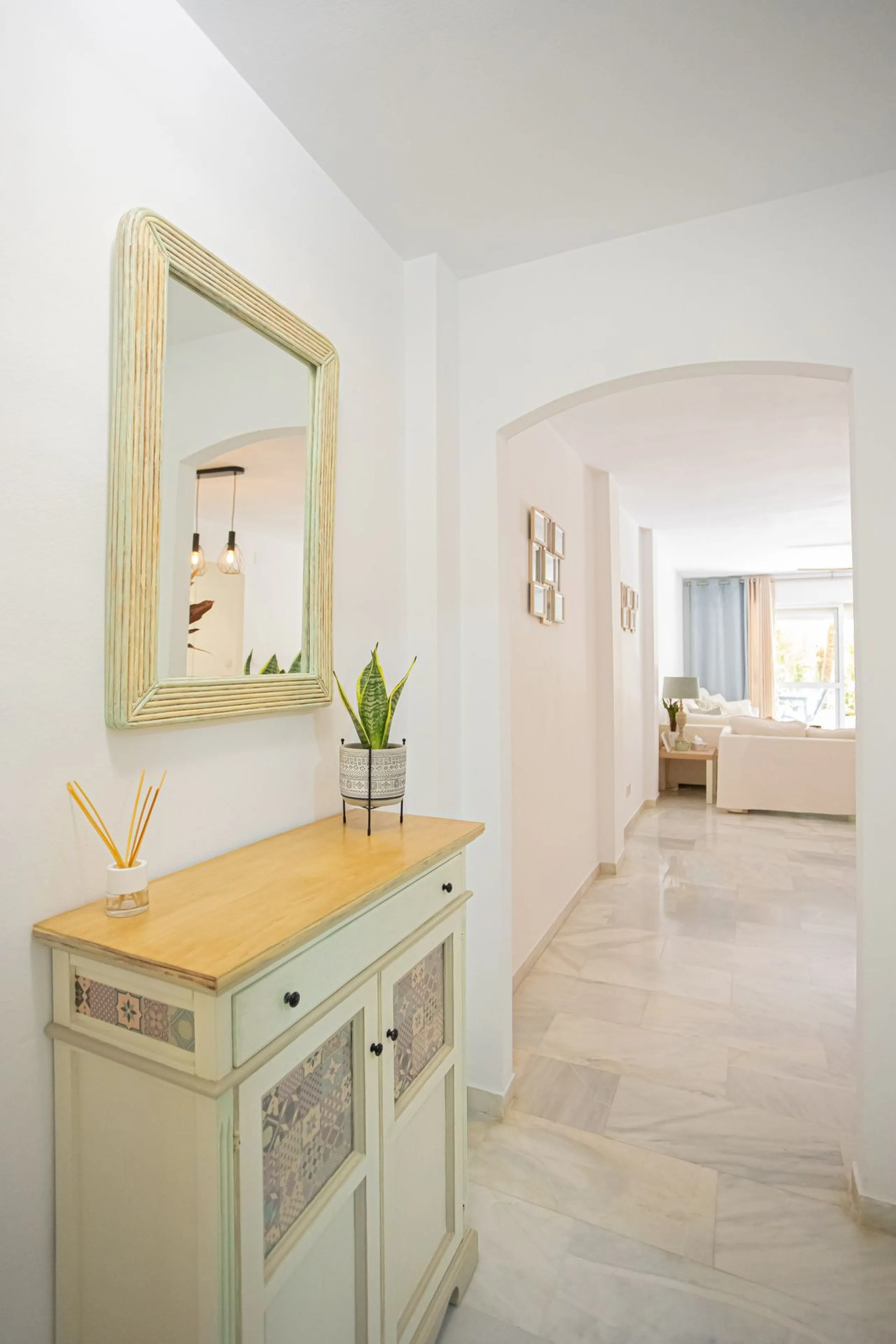Apartment - Ground Floor Apartment в продаже в Marbella, Málaga. В доме 2 спален и 2 ванных комнат. Площадь дома 123 м²